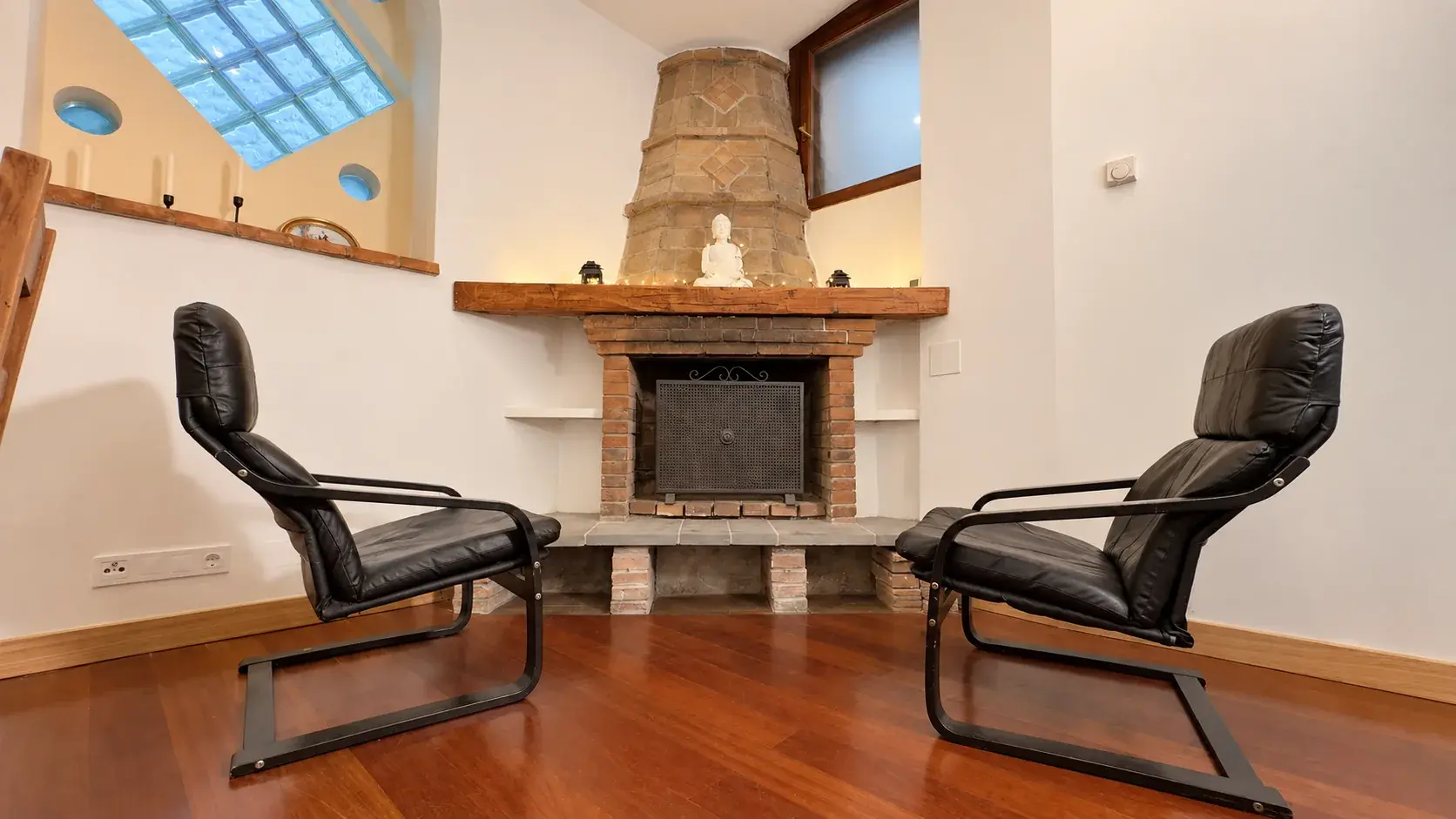 Chimenea de piedra con dos sillones