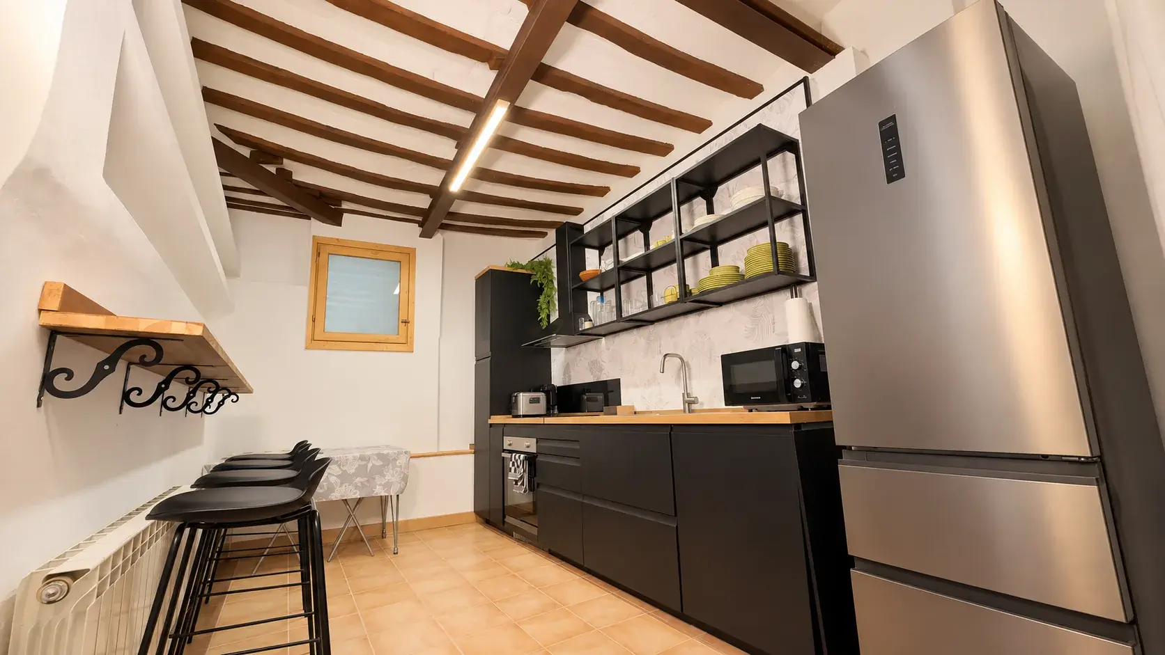 Cocina con horno, microondas y frigorífico