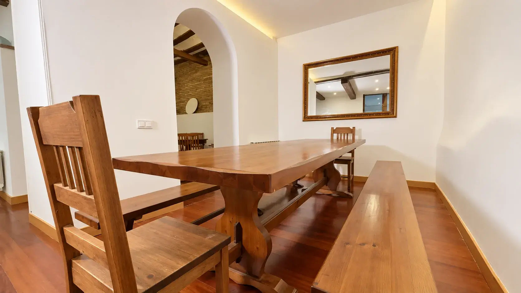Comedor con mesa y bancos de madera