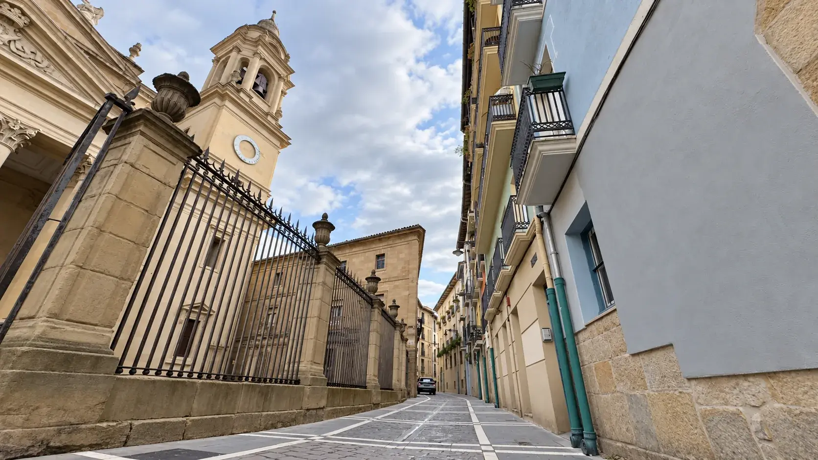 Calle junto a la Catedral de Pamplona